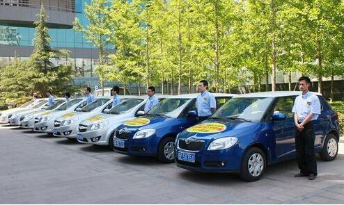 成都臨時(shí)租車、旅游租車到豪景租車