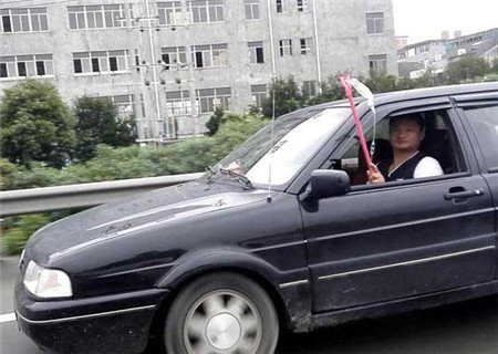第一次聽(tīng)說(shuō)邊掛點(diǎn)滴邊打電話邊開(kāi)車的司機(jī)
